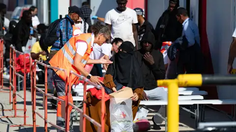 Llega un nuevo cayuco con 58 personas a Fuerteventura: más de 13.400 migrantes han llegado a Canarias en lo que va de año Llega un nuevo cayuco con 58 personas a Fuerteventura: más de 13.400 migrantes han llegado a Canarias en lo que va de año
