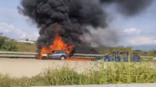 V&iacute;deo: Impactantes im&aacute;genes de un coche incendi&aacute;ndose con dos personas en su interior 