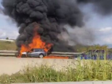 Vídeo: Impactantes imágenes de un coche incendiándose con dos personas en su interior 