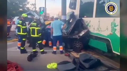 Una mujer se salta un semáforo en rojo y su coche es arrollado por el tranvía en Chiclana: un menor de 13 años quedó atrapado Una mujer se salta un semáforo en rojo y su coche es arrollado por el tranvía en Chiclana: un menor de 13 años quedó atrapado