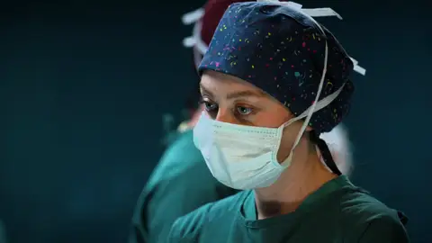 Evren felicita a Bahar y termina con un consejo que la deja sin aliento Evren felicita a Bahar y termina con un consejo que la deja sin aliento