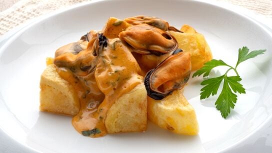 Receta facil&iacute;sima y s&uacute;per barata de Joseba Argui&ntilde;ano: patatas y mejillones con salsa brava