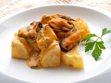 Receta facilísima y súper barata de Joseba Arguiñano: patatas y mejillones con salsa brava