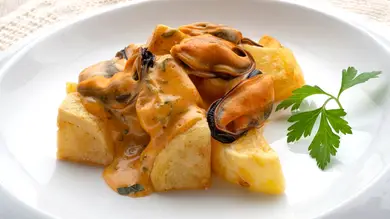 Receta facilísima y súper barata de Joseba Arguiñano: patatas y mejillones con salsa brava Receta facilísima y súper barata de Joseba Arguiñano: patatas y mejillones con salsa brava