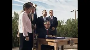 Efemérides de hoy 26 de octubre de 2025: George W Bush firma la ley construcción del muro fronterizo con México
