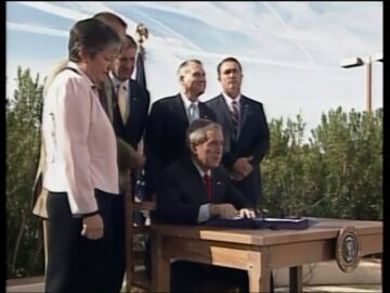 Efemérides de hoy 26 de octubre de 2025: George W Bush firma la ley construcción del muro fronterizo con México