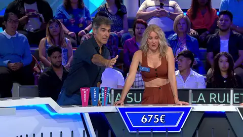 “Esque me la juego mucho…”. Jorge Fernández ayuda a Lety a decidir la mejor jugada. “Esque me la juego mucho…”. Jorge Fernández ayuda a Lety a decidir la mejor jugada.