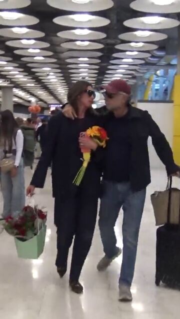 Nieves Álvarez y Bill Saad en el aeropuerto