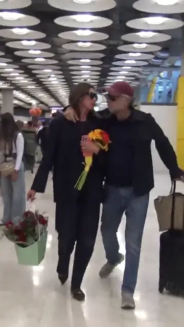 Nieves Álvarez y Bill Saad en el aeropuerto Nieves Álvarez y Bill Saad en el aeropuerto