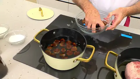 Haz un pequeño corte en la piel de las castañas, introdúcelas en la cazuela Haz un pequeño corte en la piel de las castañas, introdúcelas en la cazuela