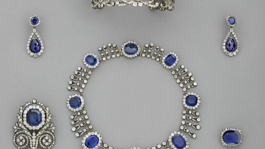 Imagen facilitada del juego formado por una diadema de la reina Mar&iacute;a Amelia y de la reina Hortensia, un collar del conjunto de zafiro de las mismas reinas y un pendiente de ese mismo conjunto. 