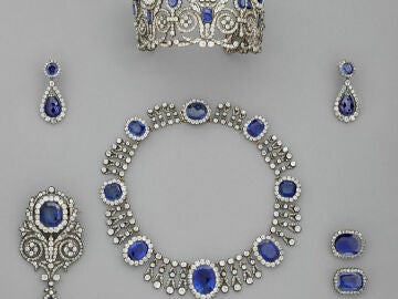 Imagen facilitada del juego formado por una diadema de la reina María Amelia y de la reina Hortensia, un collar del conjunto de zafiro de las mismas reinas y un pendiente de ese mismo conjunto. 