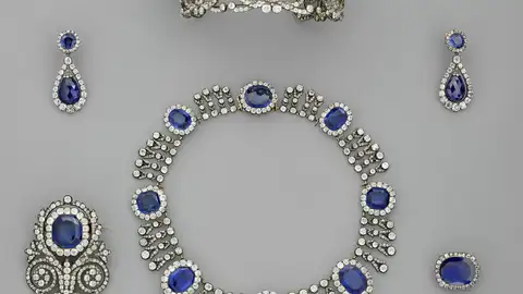 Imagen facilitada del juego formado por una diadema de la reina María Amelia y de la reina Hortensia, un collar del conjunto de zafiro de las mismas reinas y un pendiente de ese mismo conjunto. Imagen facilitada del juego formado por una diadema de la reina María Amelia y de la reina Hortensia, un collar del conjunto de zafiro de las mismas reinas y un pendiente de ese mismo conjunto.