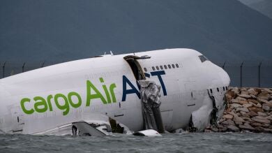 Un avión de carga se sale de la pista al aterrizar en Hong Kong y deja al menos 2 muertos