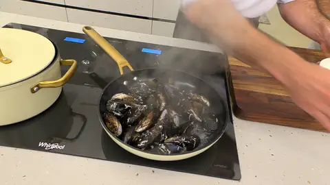 Calienta una sartén, introduce los mejillones Calienta una sartén, introduce los mejillones
