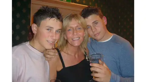 Rob Knox con su madre Sally y su hermano Jaime Rob Knox con su madre Sally y su hermano Jaime