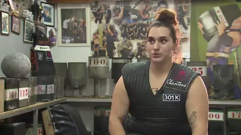 Estefi Etxebeste, la mujer de piedra: uñas perfectas para levantar 100 kilos Estefi Etxebeste, la mujer de piedra: uñas perfectas para levantar 100 kilos