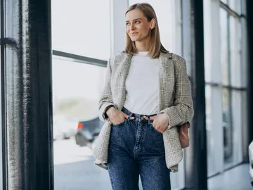 Mujer que viste con estilo básico Mujer que viste con estilo básico