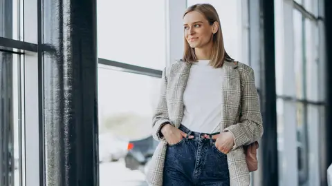 Mujer que viste con estilo básico Mujer que viste con estilo básico