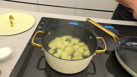 Cuece los dados de patata a fuego medio Cuece los dados de patata a fuego medio