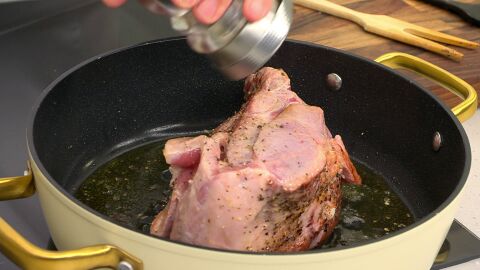 Salpimienta la carne, introdúcela en la tartera
