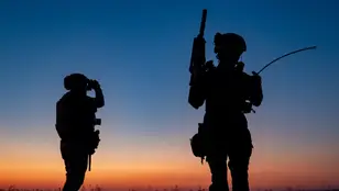 Imagen de archivo de dos soldados en la guerra de Ucrania.