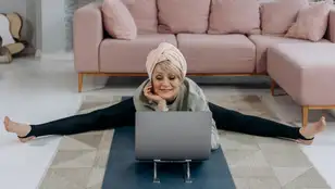 Una mujer haciendo ejercicio