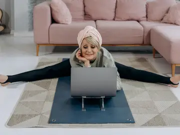 Una mujer haciendo ejercicio Una mujer haciendo ejercicio