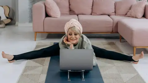 Una mujer haciendo ejercicio Una mujer haciendo ejercicio