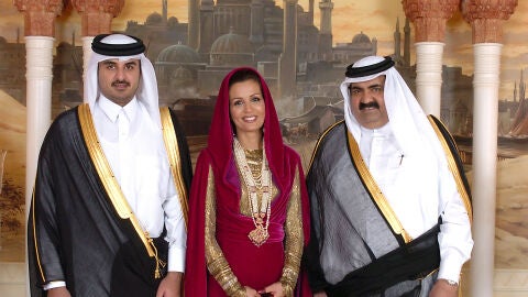 El Emir de Catar, Sheikh Hamad Bin Khalifa Al Thani junto a su esposa, Moza Bint Nasser Al Missned, y su hijo Sheikh Tamim Bin Hamad Al Thani en 2005