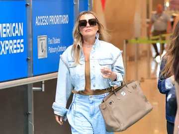 Amaia Montero en el aeropuerto Amaia Montero en el aeropuerto