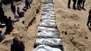 Vídeo: Gaza entierra en una fosa común a más de medio centenar de cuerpos sin identificar entregados por Israel