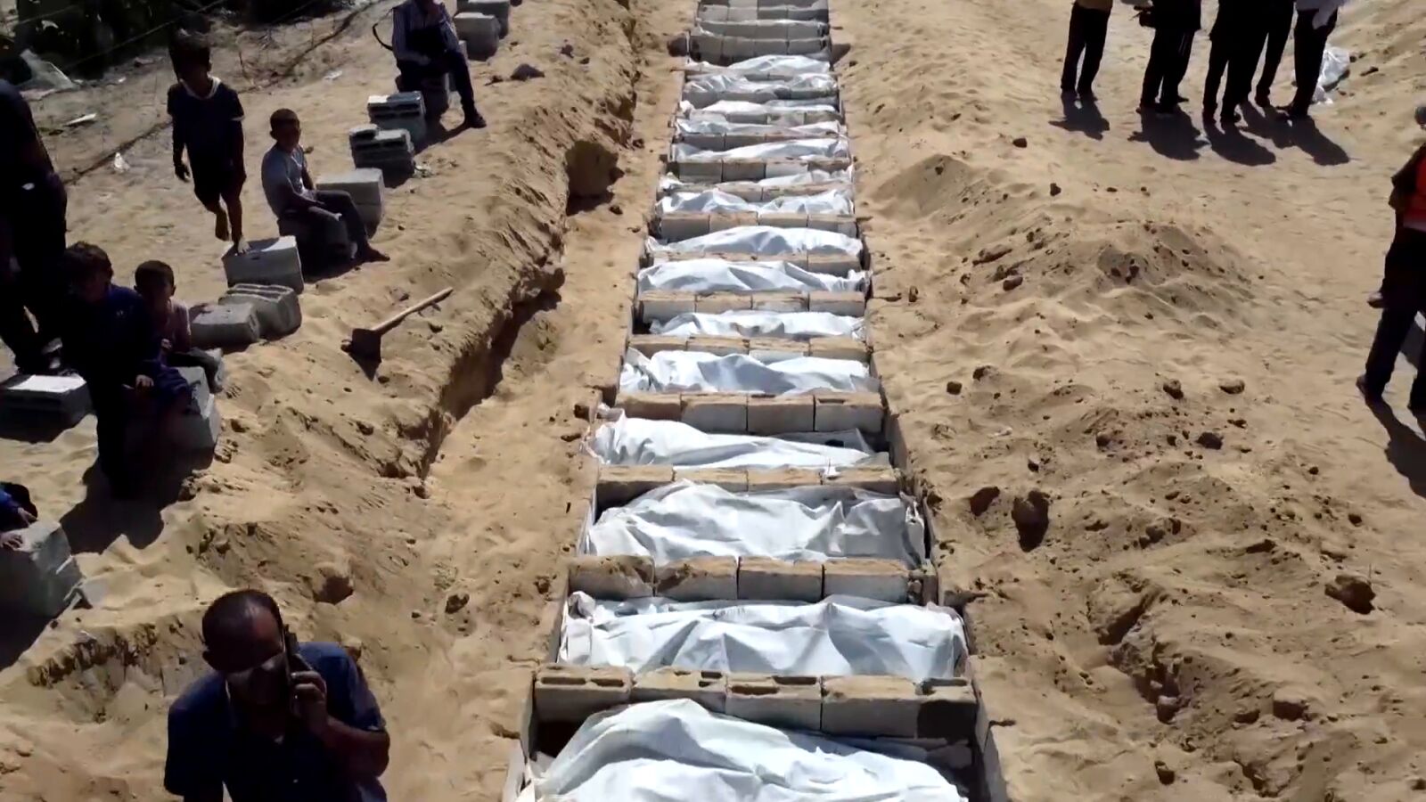 Vídeo: Gaza entierra en una fosa común a más de medio centenar de cuerpos sin identificar entregados por Israel