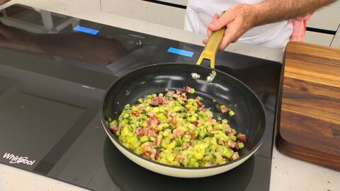 Corta la panceta en daditos, introdúcela en la sartén y rehógala brevemente