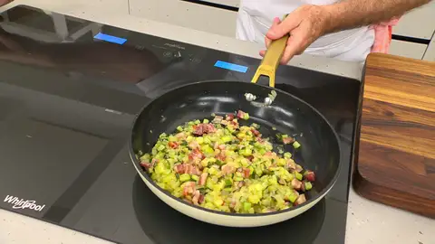 Corta la panceta en daditos, introdúcela en la sartén y rehógala brevemente Corta la panceta en daditos, introdúcela en la sartén y rehógala brevemente