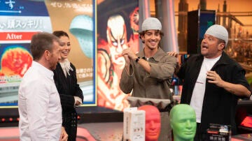 "Parezco un obrero": Blanca Suárez y Manu Ríos no dan crédito a los inventos de Japón de El Monaguillo 