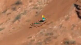 La brutal ca&iacute;da de Adolf Silva en el Red Bull Rampage 2025