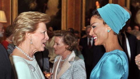 Moza bint Nasser con Anna María, la última Reina de los Helenos