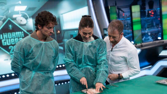 Blanca Suárez y Manu Ríos demuestran su vocación médica: así operan... ¡una pechuga de pollo!