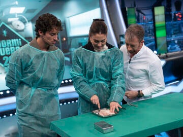 Blanca Suárez y Manu Ríos demuestran su vocación médica: así operan... ¡una pechuga de pollo!