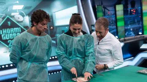 Blanca Suárez y Manu Ríos demuestran su vocación médica: así operan... ¡una pechuga de pollo! Blanca Suárez y Manu Ríos demuestran su vocación médica: así operan... ¡una pechuga de pollo!