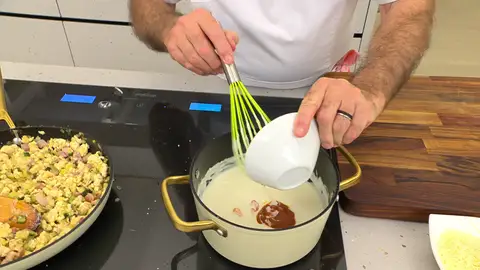 Incorpora la salsa de tomate y mezcla bien Incorpora la salsa de tomate y mezcla bien