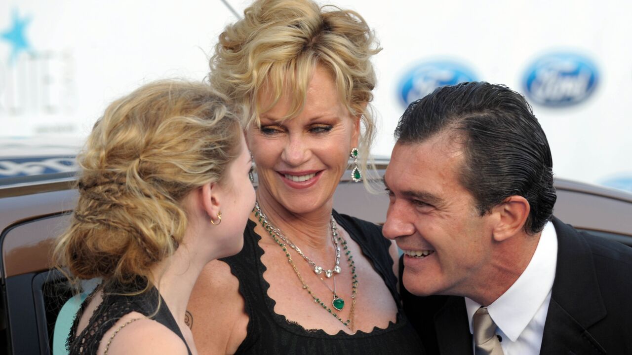 Antonio Banderas y Melanie Griffith posan junto a Stella y su marido en