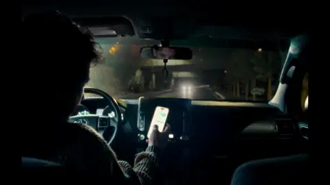 La DGT lanza una impactante campaña de tráfico para frenar las imprudencias al volante: "Puedes morir o perder tu vida" La DGT lanza una impactante campaña de tráfico para frenar las imprudencias al volante: "Puedes morir o perder tu vida"