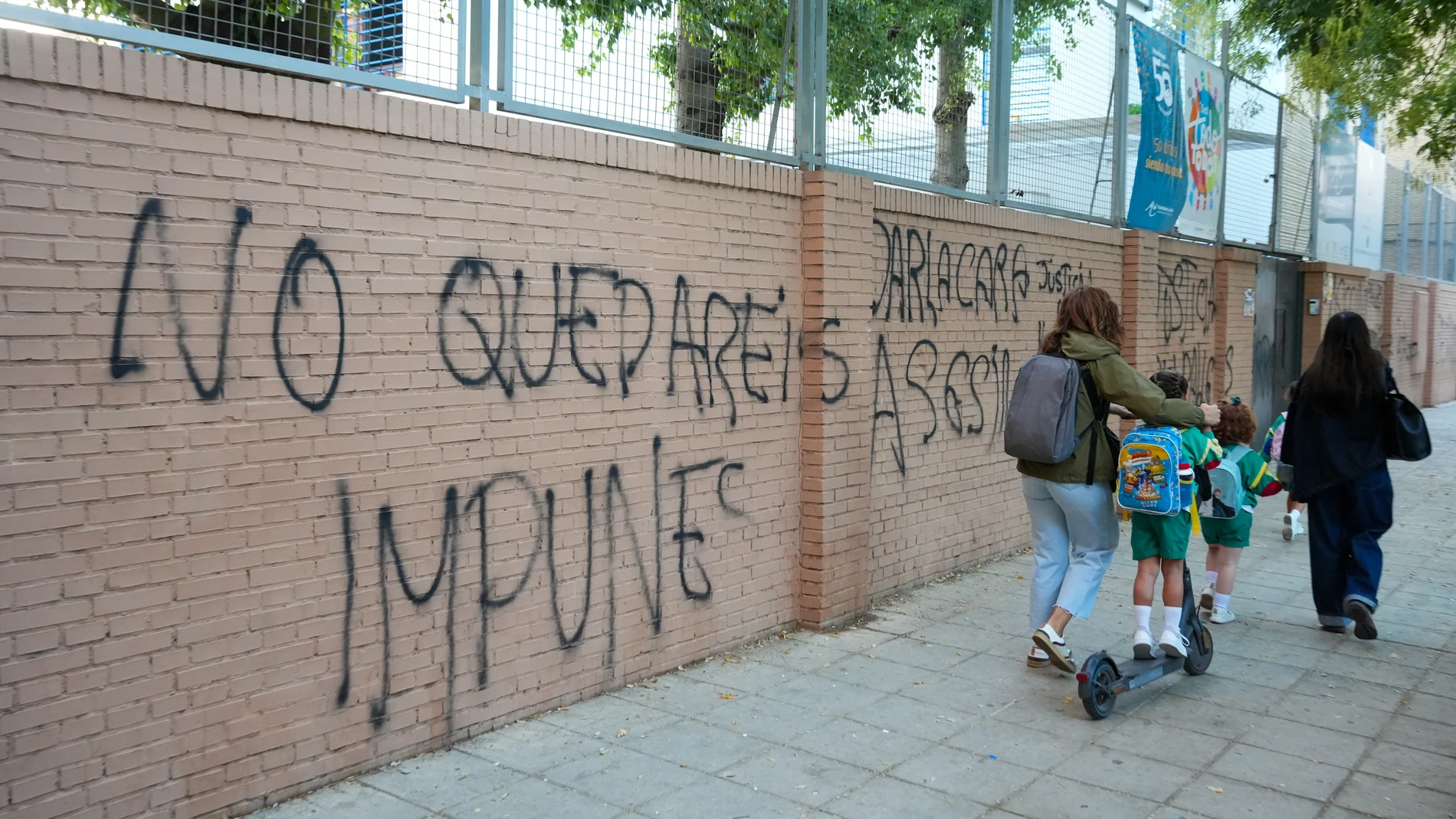 Pintadas en la fachada del Colegio Irlandesas Loreto Pintadas en la fachada del Colegio Irlandesas Loreto