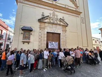 Concentración frente a la Iglesia Concentración frente a la Iglesia