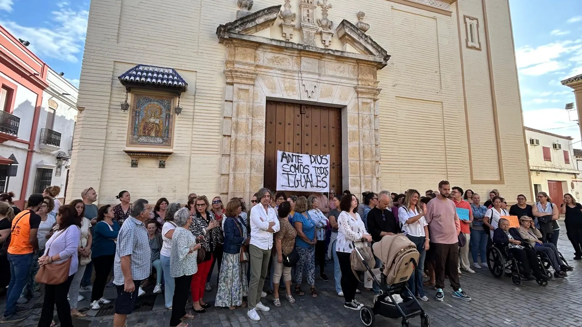 Concentración frente a la Iglesia Concentración frente a la Iglesia