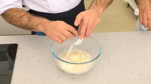 Mezcla bien hasta que se integre bien el prefermento y desaparezca la harina. Mezcla bien hasta que se integre bien el prefermento y desaparezca la harina.