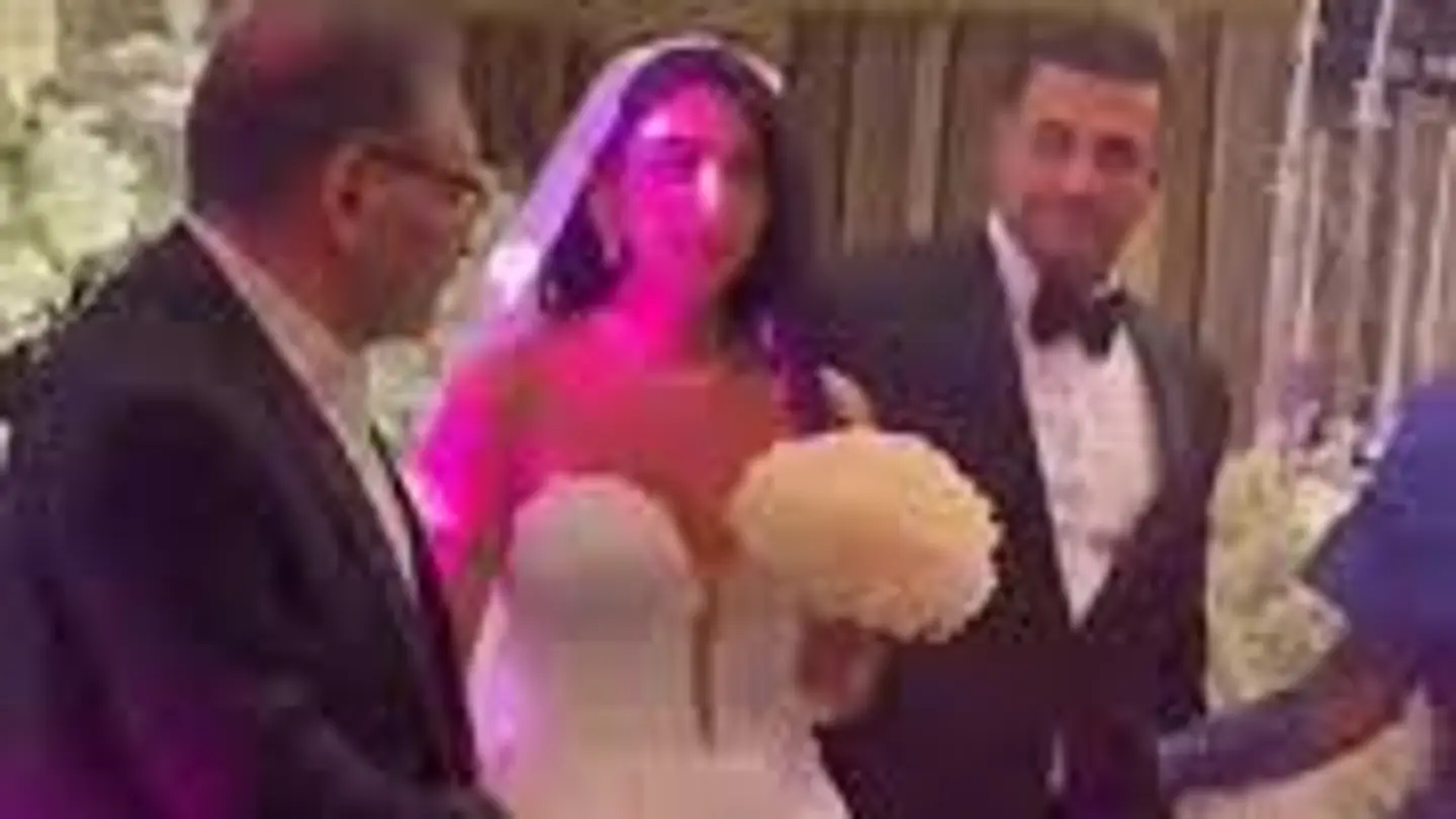 Un vestido de novia escotado pone en jaque a un asesor del ayatolá de Irán Un fotograma del vídeo filtrado