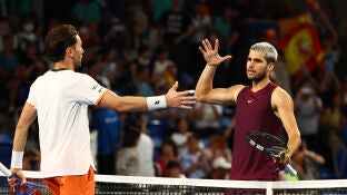 Casper Ruud estrecha la mano a Alcaraz tras la semifinal de Tokio